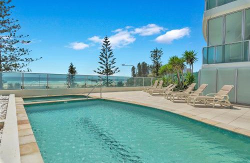 Coolangatta Resort | Reflection on the Sea