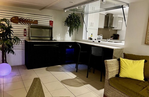 Broadbeach Waters House | Reflections @ Broadbeach - Heated Pool Private Beach Pool Table