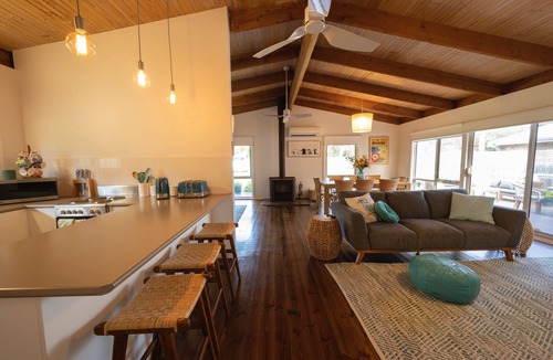 Blairgowrie House | Relax in this boho coastal home walking distance to beautiful beach