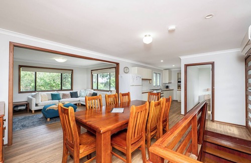 Guilderton House | Relax Moore - Walking distance to Beach.