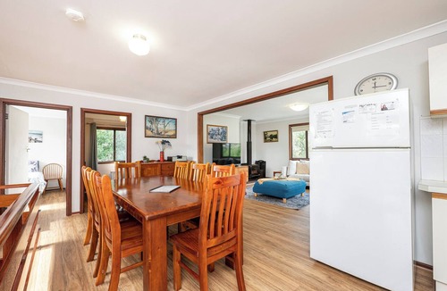 Guilderton House | Relax Moore - Walking distance to Beach.