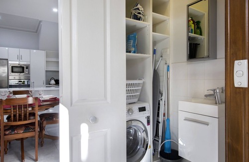 Adelaide Central Business District House | Relax & unwind , parking , wifi