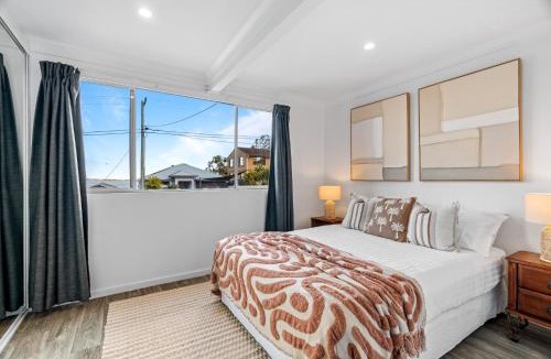 Buff Point House | Relaxed 2 Bed Coastal Stay Near the Lake