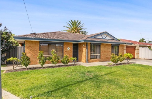 Beldon House | Relaxed Coastal Living with Poolside Bliss - Mullaloo