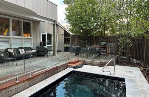 Mount Martha House | Relaxed Retreat - hot plunge pool, wood fire, pet friendly, 4pm Sun checkout.