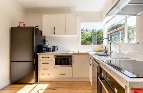 Hobart Central Business District House | Relaxing, modern home in central Sandy Bay