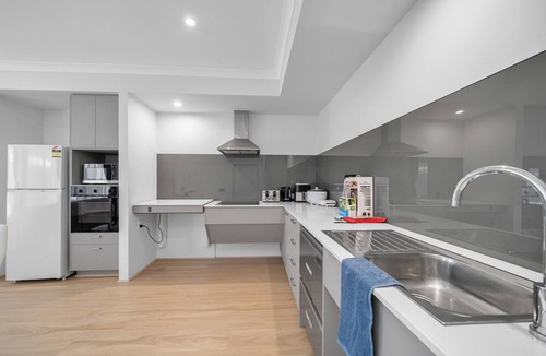 Lakelands House | Relaxing, spacious home amenities close shops, schools, transport, lake, beach
