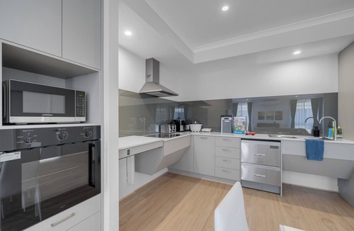 Lakelands House | Relaxing, spacious home amenities close shops, schools, transport, lake, beach