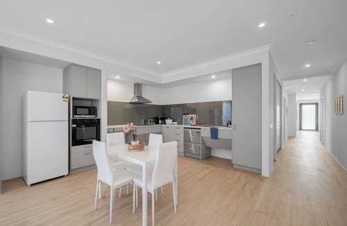 Lakelands House | Relaxing, spacious home amenities close shops, schools, transport, lake, beach