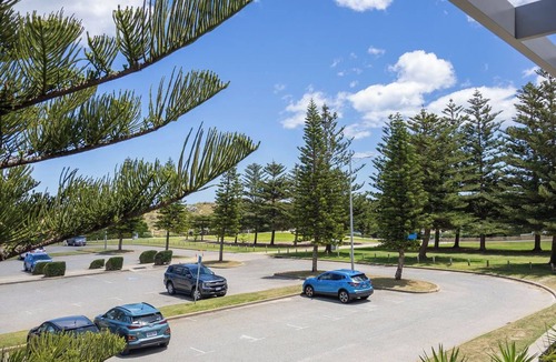 Secret Harbour House | Relaxing three bedroom Beach House on the coast. Close to cafes and golf course.