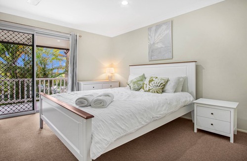 Pialba Apartment | Relaxing Townhouse Steps from the Beach