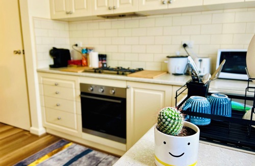Balwyn Apartment | Renovated Spacious 2BR Apartment with AC & Free Parking/Pet Friendly