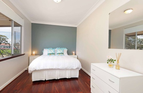 Halls Head House | Renovated waterfront cottage, opposite park, boat ramp