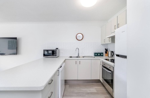 Torquay Apartment | Resort-Style Stay with Balcony & Garage Parking