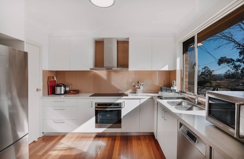 Deakin Apartment | Restful Canberra Retreat in Spacious Terrace Home