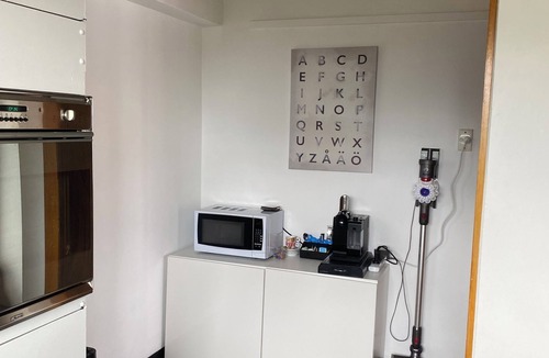 Kirribilli Apartment | Retro Sydney Harbour-view- Free Parking