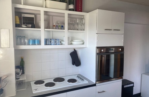 Kirribilli Apartment | Retro Sydney Harbour-view- Free Parking