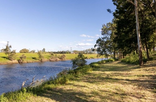 Woodville Cottage | Ribba Cottage - Riverfront Cottage with Outdoor Bath