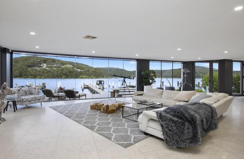 Booker Bay House | Riptides Booker Bay -Waterfront apartment, walk to shops & cafes