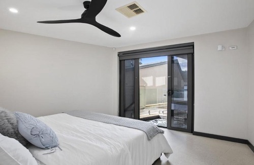 Booker Bay House | Riptides Booker Bay -Waterfront apartment, walk to shops & cafes