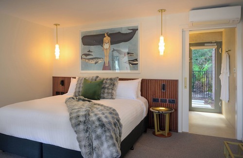 Strahan Hotel | Risby Cove