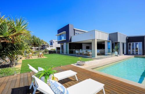 Bargara House | Riva - Oceanfront, Heated pool, 3 bathrooms, Sleeps 8
