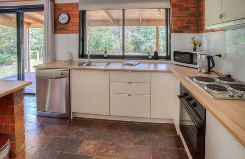 Porepunkah House | River front retreat in a quiet court only walking distance from cafes and Pub
