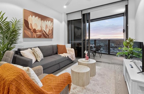 Brisbane Central Business District Apartment | River Glow at Queens Wharf Level 43 including PARKING, Pool, and Views