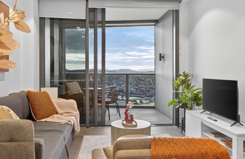 Brisbane Central Business District Apartment | River Glow at Queens Wharf Level 43 including PARKING, Pool, and Views