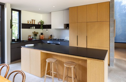 Kyneton House | RIVER HOUSE - COOL MODERNITY BY THE RIVER, KYNETON
