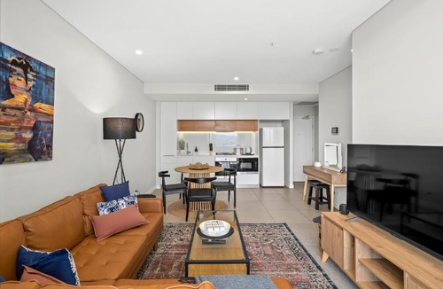 Hamilton Apartment | River View 1BR with Amazing Rooftop Pool & Parking
