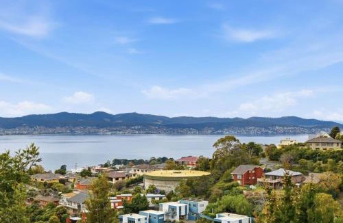 Sandy Bay House | River Views on Edith Ave
