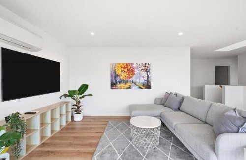 Sandy Bay House | River Views on Edith Ave