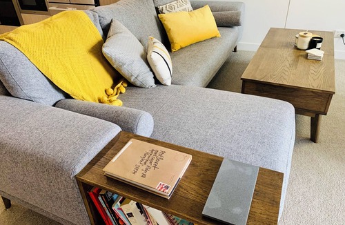 Eagle Farm Apartment | River Walks and CIty Views !