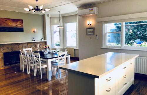 Devonport Villa | Riverbank villa