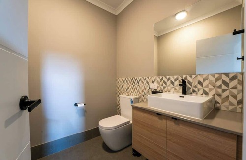 Seymour House | Riverfront, 10 min to The Bend