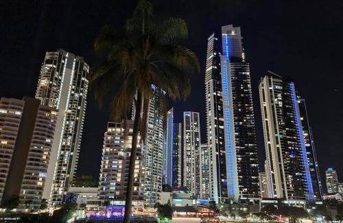 Surfers Paradise Apartment | Riverfront Villa 7 Surfers Paradise with Pool
