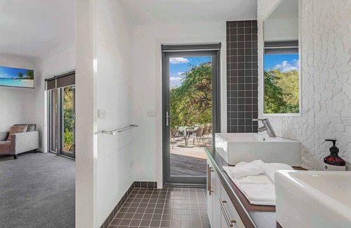 Moama House | Riverlyne - Riverfront Holiday Home