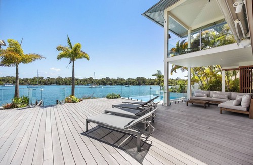 Noosa Heads House | Riverside Elegance on Noosa Parade
