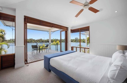 Noosa Heads House | Riverside Elegance on Noosa Parade