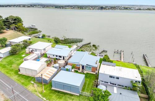 Nangkita House | Riverside Retreat - Waterfront - Hindmarsh Island - Linen Included