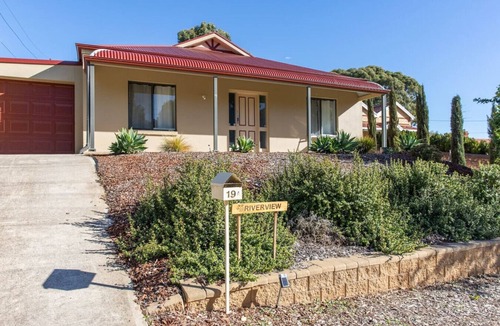 Gawler House | Riverview- Modern 3 Bedroom sleeps 2-8