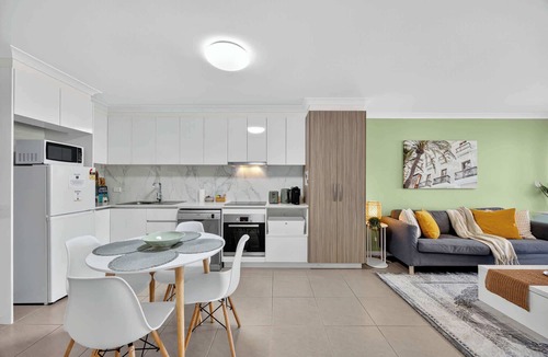 Rockingham Apartment | Rockingham Apartment 2BR, Balcony, Free Parking!