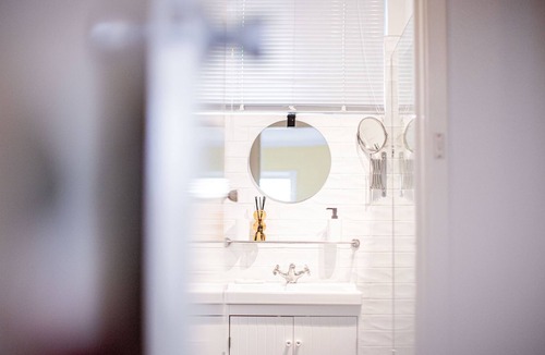 Rockingham House | Rockingham Beach Breeze: 2BR Retreat