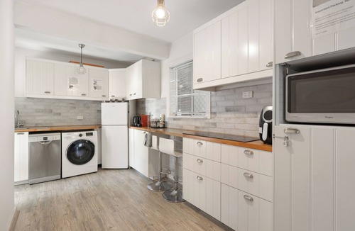 Rockingham House | Rockingham Beach Breeze: 2BR Retreat