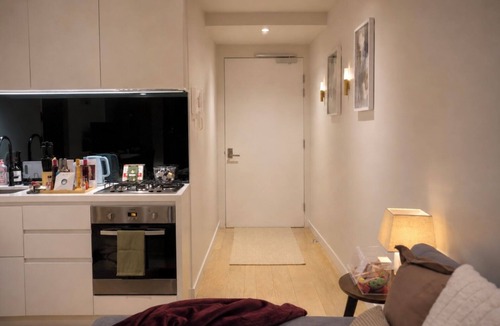 Melbourne Central Business District Apartment | Romantic 2BR CBD APT W/Pool, Sauna, and Gym