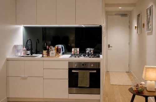 Melbourne Central Business District Apartment | Romantic 2BR CBD APT W/Pool, Sauna, and Gym