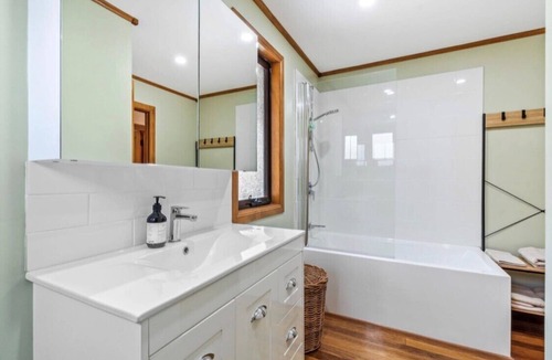 Darlington House | Romantic couples retreat with seasonal creek - Perth hills