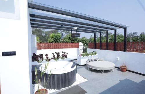 Denkanikota House | Romantic Jacuzzi Villa in Bangalore - Juliet Vista