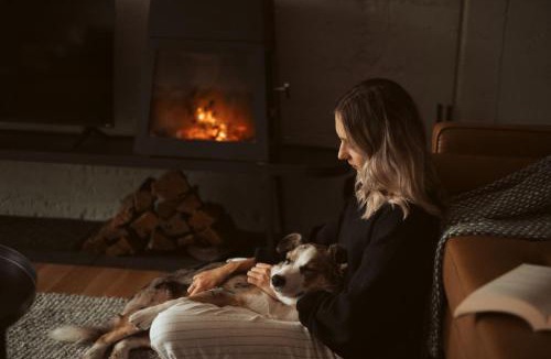Daylesford Villa | Romantic Lakefront Luxury - Spa Bath, Fireplace, King Bed